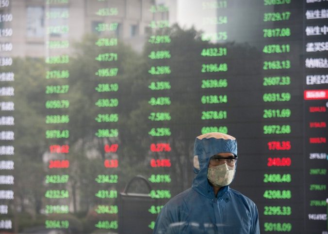 Operador da bola de Xangai trabalha com máscara na abertura do mercado chinês, nesta segunda-feira