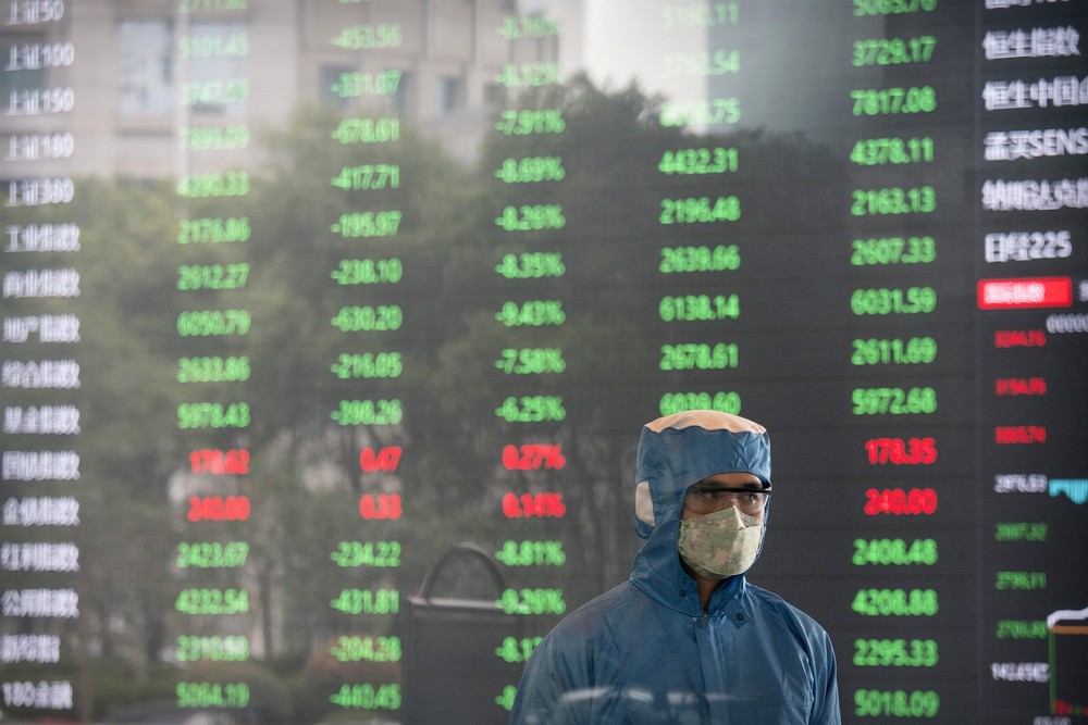 Operador da bola de Xangai trabalha com máscara na abertura do mercado chinês, nesta segunda-feira